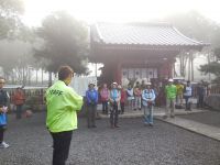 千年ロマンウオーキング2015、11、21中津の薦神社から奈多神社までの「行幸会」の道のりを短縮して１００Ｋｍを４日間かけて歩く。２日目写真は妻垣神社での説明。底霧が立ちこめ荘厳な感じ。